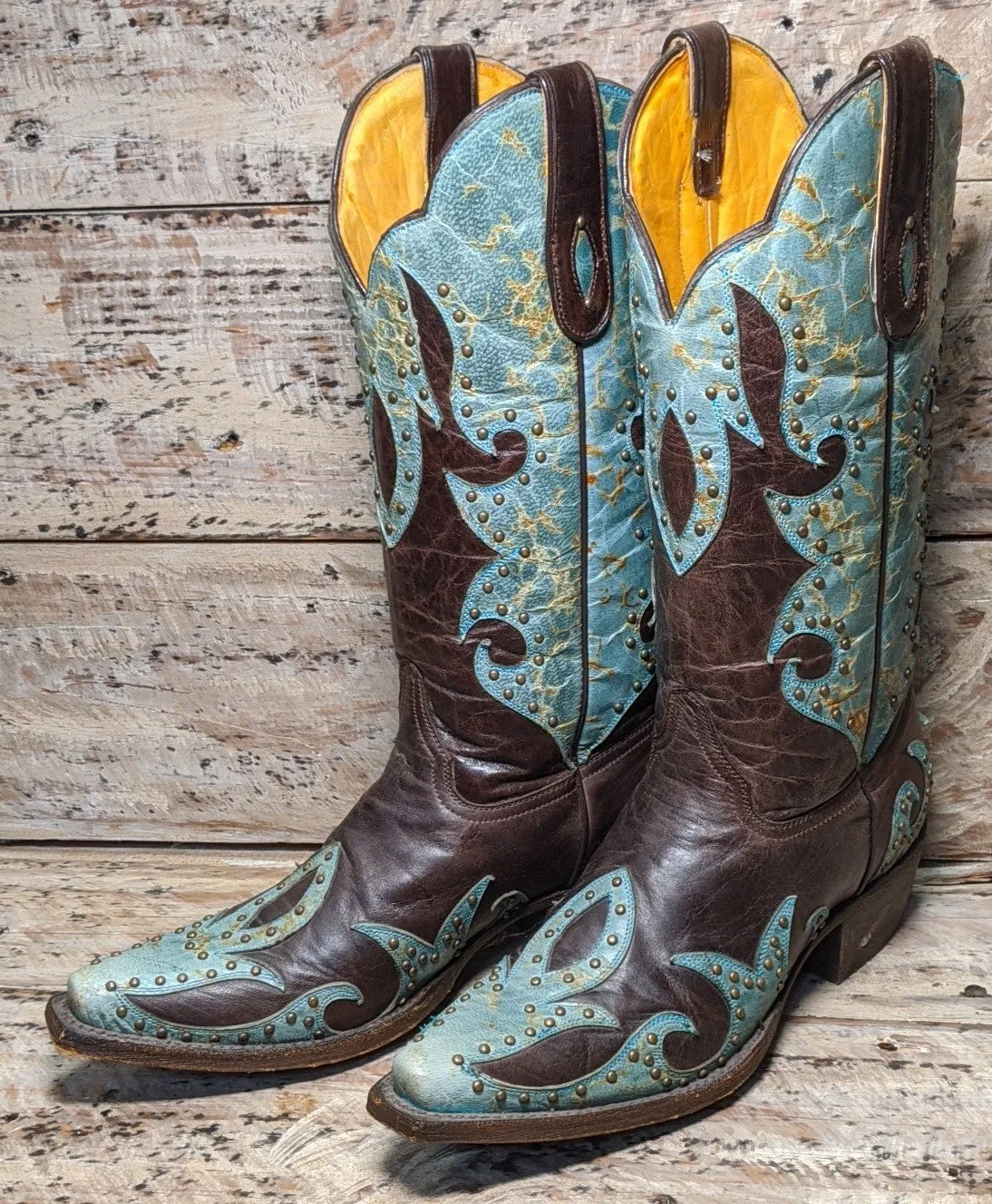 Diamond T Turquoise Brown w/ Studs (Size 7.5)